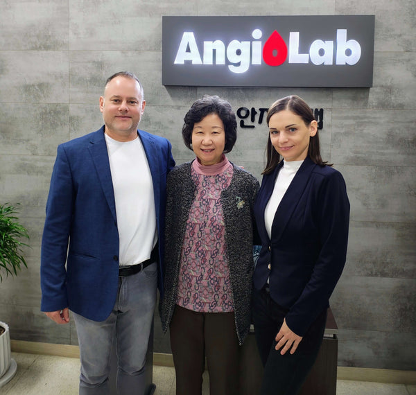 Die Leitung von AngioLab und das Team von Koreai Ginseng Kft.